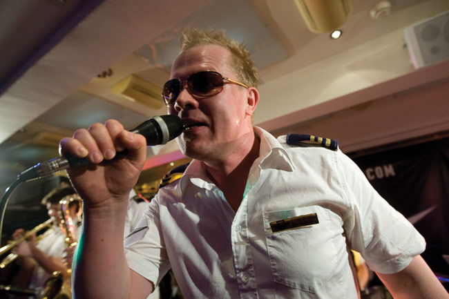 Joku Lemmenlaivalta
.. vai Sami Lassila
Avainsanat: Lauantain toivotut cover Banketti Kotka Sokos Sami Lassila univormu