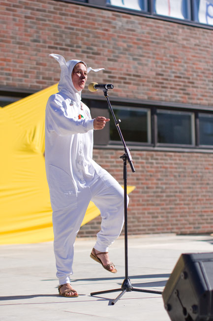 Laulava Pupujussi
Leena Pyylampi, Lasten Meripäivät, Kotka 2008.
Avainsanat: Laulava Pupujussi Leena Pyylampi Lasten Meripäivät Kotka eläinhahmo