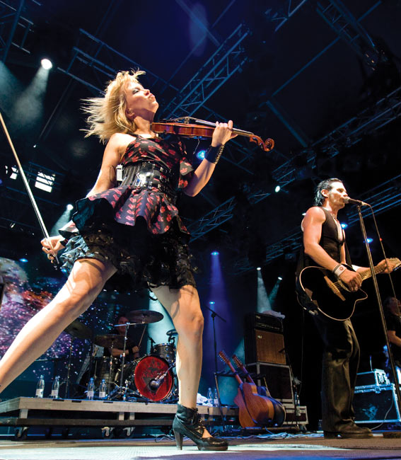 Ylväästi pohojalainen
Avainsanat: Lauri Tähkä & Elonkerjuu Koria-Roll Folkrock Kotkan Meripäivät Johanna Koivu kaunis seksikäs