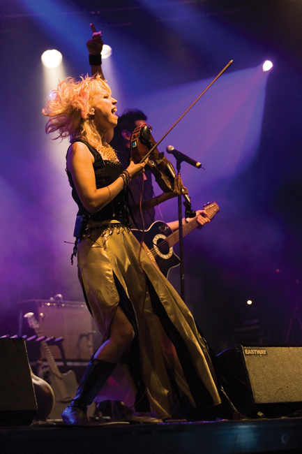 Show on yhtä hässäkkää
Lauri Tähkä & Elonkerjuu on näyttävää katsottavaa
Avainsanat: Lauri Tähkä & Elonkerjuu Meripäivät Kotka Jarkko Suo tumma ja komia pohjalainen kansanperinne Johanna Koivu viulu näyttävä show teatraalinen