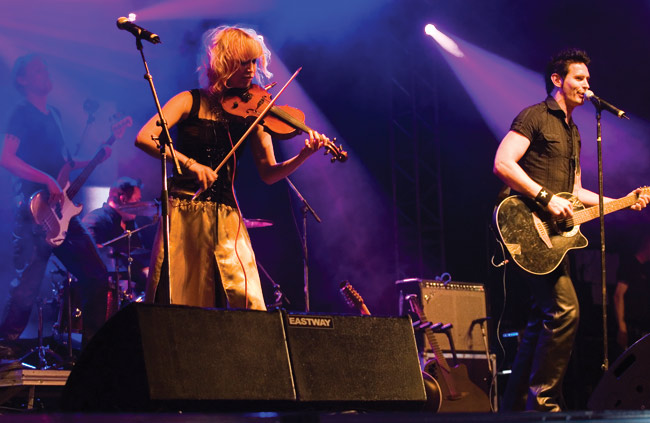 "Hetkeksi en sulle rupia..."
Avainsanat: Lauri Tähkä & Elonkerjuu Meripäivät Kotka Jarkko Suo tumma ja komia pohjalainen kansanperinne Johanna Koivu viulu Antero Naali