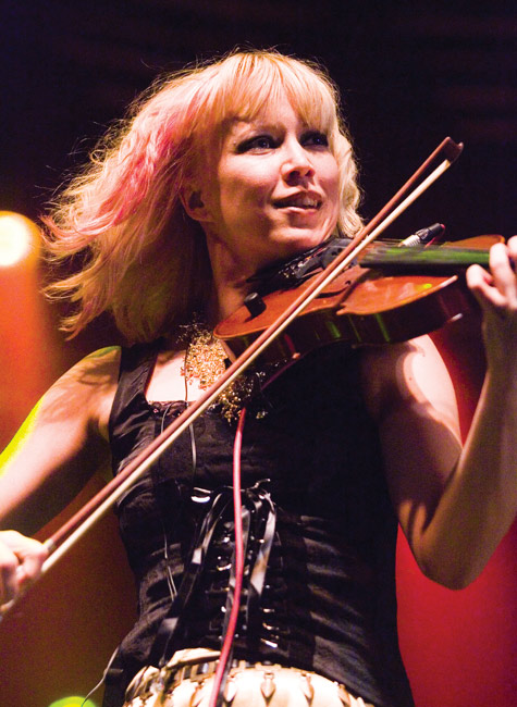 Johanna Koivu - viulu
Bändin kaunein ja teatraalisin jäsen...
Avainsanat: Lauri Tähkä & Elonkerjuu Meripäivät Kotka pohjalainen kansanperinne Johanna Koivu kaunis seksikäs vauhdikas teatraalinen teatteri ohjaaja näyttelijä viulu viulisti