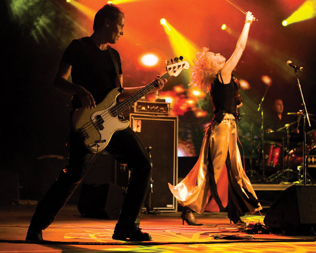 Basisti ja viulisti
Avainsanat: Lauri Tähkä & Elonkerjuu Meripäivät Kotka basisti ja viulisti Antero Naali Johanna Koivu jousi pystyssä vaihdikas kultahame