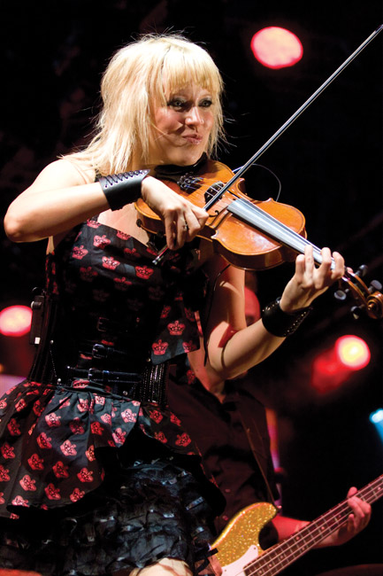 Tuhannen riemua
Johanna Koivu
Avainsanat: Lauri Tähkä & Elonkerjuu Koria-Roll Folkrock Kotkan Meripäivät Johanna Koivu kaunis seksikäs viulisti