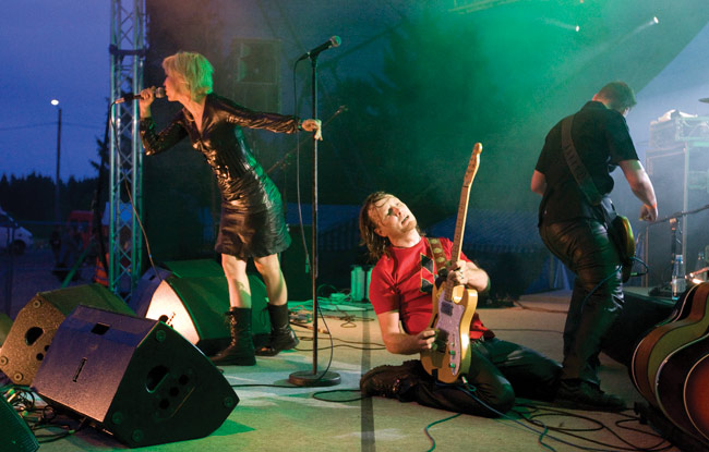 Elonkerjuuta rankimmillaan
Avainsanat: Lauri Tähkä & Elonkerjuu Koria-Roll Folkrock Elimäki Johanna Koivu Simo Ralli Antero Naali polvillaan