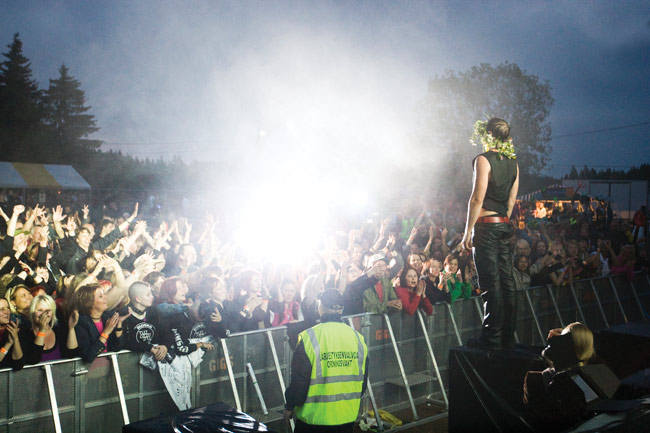 Vapahtaja?
Lauri Tähkä, Koria-Roll 2008.
Avainsanat: Lauri Tähkä & Elonkerjuu Koria-Roll Folkrock Elimäki valo yleisö väkijoukko valoilmiö vapahtaja taivaallinen messias