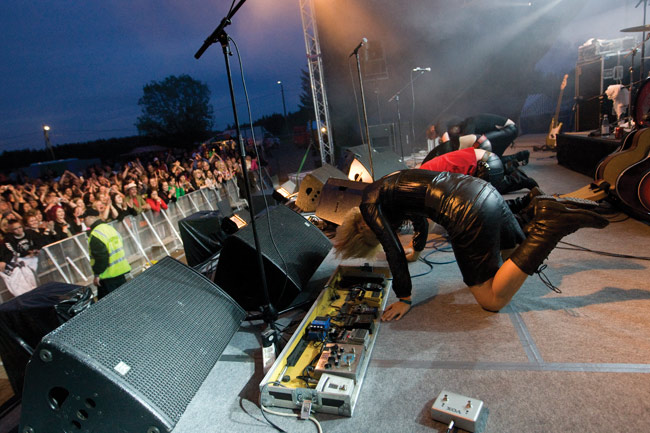 Loppukumarrus
... vai kaatuaminenko tuo oli? Ainakin kolina ja kiroilu oli kova. Koria-Roll 2008.
Avainsanat: Lauri Tähkä & Elonkerjuu Koria-Roll Folkrock Elimäki Johanna Koivu Simo Ralli loppukumarrus kaatua polvillaan nahkahame lava yleisö