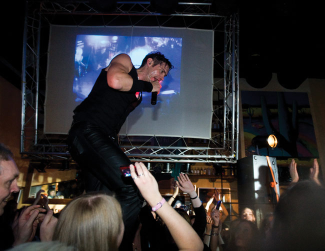 Missä se nyt taas kiipeää?
Lauri on taas ihan jossain muualla kuin lavalla...
Avainsanat: Lauri Tähkä ja Elonkerjuu Amarillo Kotka yleisö kiivetä korkealla rohkea