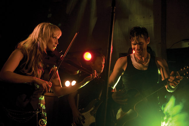 Onko meillä kivaa?
Lauri Tähkä & Elonkerjuu, Amarillo, Kotka 2009.
Avainsanat: Lauri Tähkä ja Elonkerjuu Amarillo Kotka yleisö Johanna Koivu Antero Naali