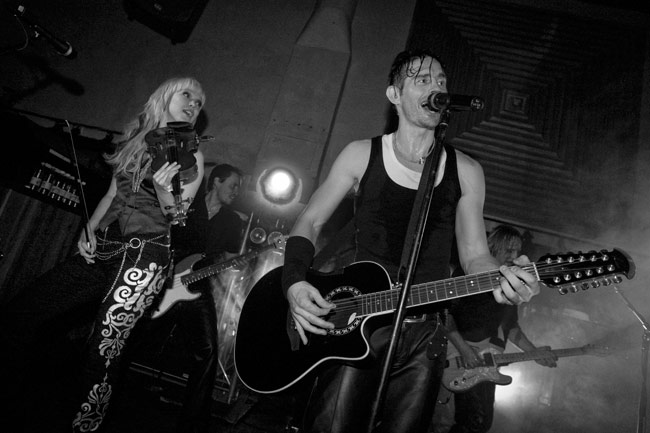 MV
Lauri Tähkä ja joukkuetta
Avainsanat: Lauri Tähkä ja Elonkerjuu Amarillo Kotka yleisö Johanna Koivu Antero Naali Simo Ralli