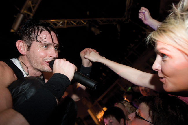 Kontaktia
Lauri Tähkä ja...
Avainsanat: Lauri Tähkä ja Elonkerjuu Amarillo Kotka yleisö nainen kädet fani kontakti hiki