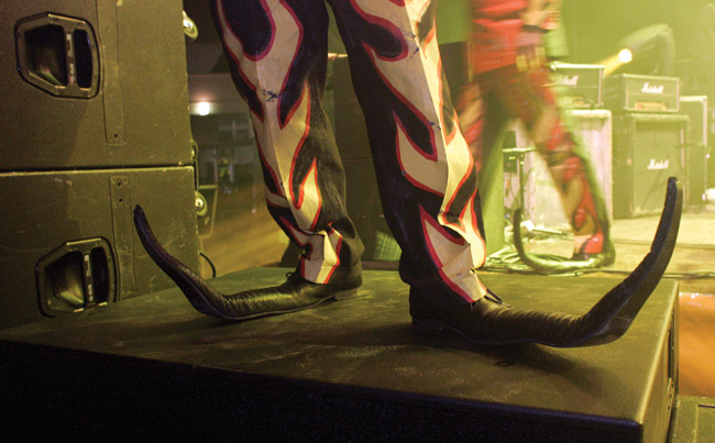 Kengät
Leningrad Cowboys ei ymmärrä, miksi heidän käyttämänsä kenkämalli ei ole lyönyt itseään läpi, vaikka se on niin monikäyttöinen. Sopii mm. vesihiihtoon ja murtsikkakin menee hyvin.
Avainsanat: Leningrad Cowboys kegat pitkäkärkinen vesihiihto sukset kärjet kaiutin