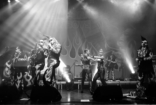 Mustavalkoinen
Avainsanat: Leningrad Cowboys Richard Johnson Anna Sainila Maria Tuomas Uusitalo tötteröpää hiukset tissit tanssijat Sakke Järvenpää mustavalkoinen hämyisä 