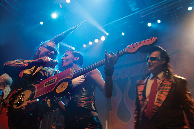 Kuka soittaa traktoria?
Avainsanat: Leningrad Cowboys Richard Johnson Anna Sainila Sakke Sakari Jävenpää traktori leikkikitara kysyä kuka soittaa