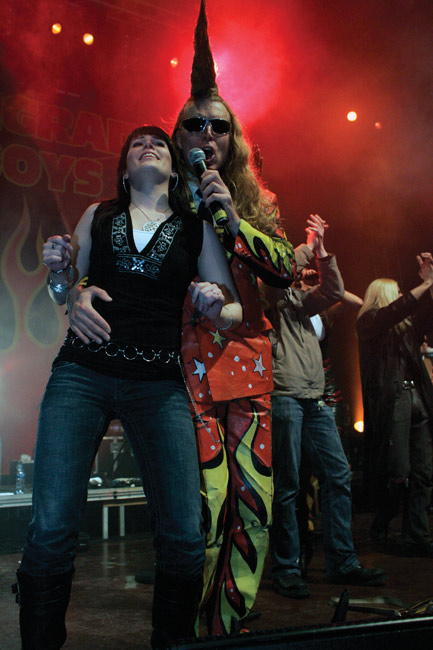 Lava täynnä yleisöä
Johnson ja joku seksy. Cowboysit haalivat lavan täyteen väkeä viimeisen biisin aikana.
Avainsanat: Leningrad Cowboys Richard Johnson yleisöä lavalla solisti vieras kaunis nainen seksikäs farkut iloinen