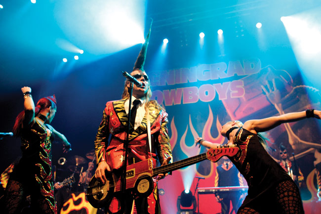 Selvät suunnat
Avainsanat: Leningrad Cowboys selvät suunnat Richard Johnson Anna Sainila aria traktori tanssi