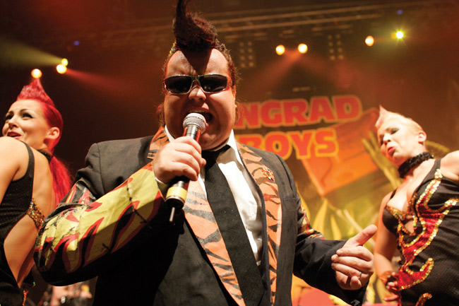 Tuomas ja tytöt
Avainsanat: Leningrad Cowboys Tuomas Uusitalo Anna Sainila Maria tytöt laulaa hyökkäävä mustat lasit tanssijat
