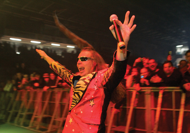 Täällä!
Avainsanat: Leningrad Cowboys Richard täällä solisti esiintyä lavan edessä mellakka-aita yleisö näyttää