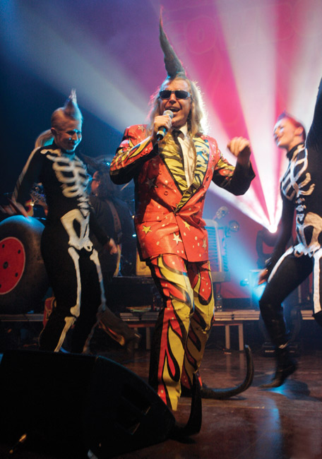 Iloinen laulaja
Ei ole luurankoja kaapissa - ne ovat ihan selän takana
Avainsanat: Leningrad Cowboys Richard Johnson Anna Sainila Maria iloinen luuranko luurangot tanssijat valokiila