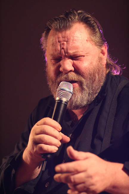 Loiri tulkitsee
Vesa-Matti Loiri vetää juhlakonserttikiertueellaan lauluja Leinosta Vainioon. Konserttitalo, Kotka 2005.
Avainsanat: Vesa-Matti Loiri näyttelijä parta Leino Vainio Uuno Turhapuro