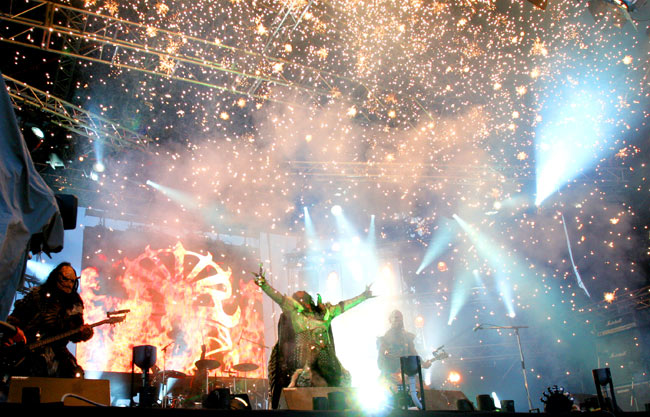Pyrot paukkuu
Lordi, Kauppatori, Helsinki 2006.
Avainsanat: Lordi pyrotekniikka räjähtää näyttävä hirviöt kauppatori Pyrot paukkuu
Lordi, Kauppatori, Helsinki 2006.
Avainsanat: Lordi pyrotekniikka räjähtää näyttävä hirviöt kauppatori