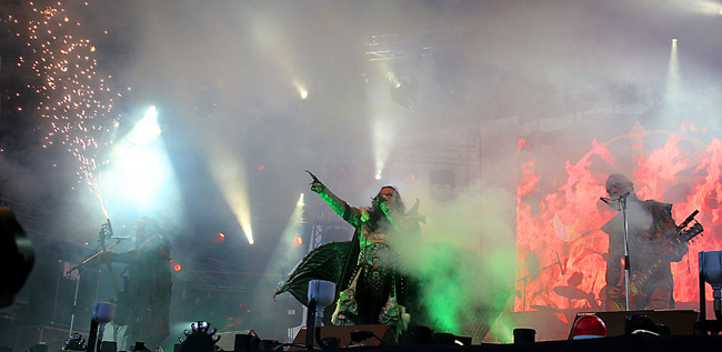 Paukkuu ja rytisee
Ilotulitteet saavat kyytiä.
Avainsanat: Lordi kauppatori kansanjuhla ilotulite pyrotekniikka tuli pamaus liekki Ox Amen