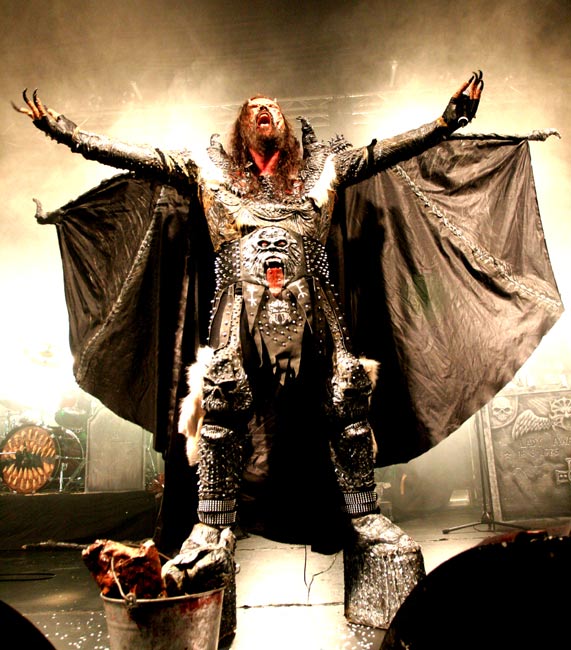 "Wings on my back...
"...I got horns on my head
My fangs are sharp
And my eyes are red
Not quite an angel
Or the one that fell
Now choose to join us or go straight to Hell"
Lordi
Avainsanat: Lordi siivet hirviö wings suu auki monster kauhurock kasarihevi heay Tomi Putaansuu