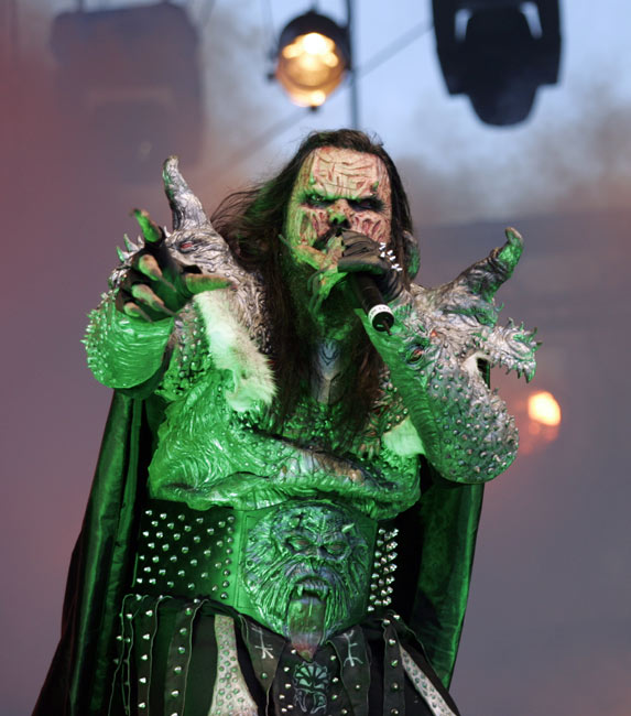 Superjulkkis
Euroviisuvoitto teki Lordista ja samalla Tomi Putaansuusta marginaalihemmosta superilmiön.
Avainsanat: Lordi Tomi Putaansuu euroviisuvoittaja hirviö Hard rock hallelujah kauppatori Helsinki Superjulkkis
Euroviisuvoitto teki Lordista ja samalla Tomi Putaansuusta marginaalihemmosta superilmiön.
Avainsanat: Lordi Tomi Putaansuu euroviisuvoittaja hirviö Hard rock hallelujah kauppatori Helsinki