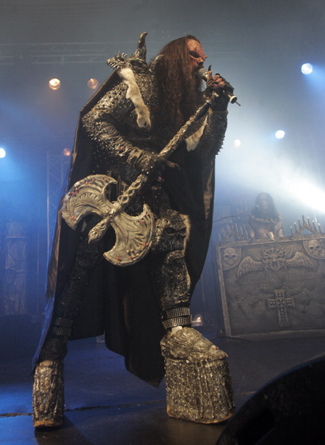 Lordi
Mr Lordi ja Awa
Avainsanat: Mr Lordi hirviö Awa korkokengat tappari mikinjalka kauhurock monsterman monsterican dream Lordi
Mr Lordi ja Awa
Avainsanat: Mr Lordi hirviö Awa korkokengat tappari mikinjalka kauhurock monsterman monsterican dream