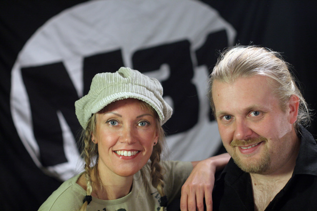M31
Promo 2005.
Avainsanat: M31 Sari Juha Kärkkäinen pari kaksikko aviopari taustakangas Vetovoimaa M31
Promo 2005.
Avainsanat: M31 Sari Juha Kärkkäinen pari kaksikko aviopari taustakangas Vetovoimaa
