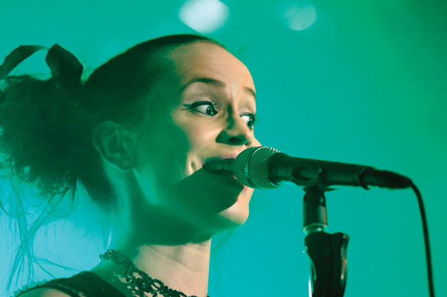 Kirkassilmä
Avainsanat: Maija Vilkkumaa konserttikiertue totuutta ja tehtävää kirkassilmä suloinen hellyttävä iloinen positiivinen