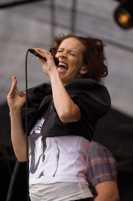 "Aina on liian kauan..."
"Se painaa päätä se öisin herättää"
Avainsanat: Maija Vilkkumaa Kotka rockfestival 