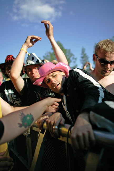 Kiipeäminen
Herra Ylppö yrittää palata lavalle, Himosfets 2007.
Avainsanat: Maj Karma Herra Ylppö Himosfest kiivetä yleisö vaaleanpunainen stetson hattu