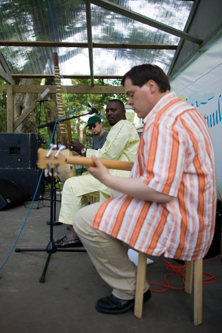 Malang ja Malangin bändi, Kotka 2007.
Timo Haapala, Malang Cissokho ja Tommi Grönlund
Avainsanat: Malang Cissokho kora poseerata griootti senegal senegalilainen Tommi Grönlund Timo Haapala