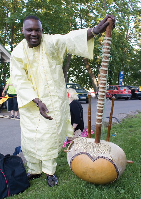 Malang ja kora
Malang Cissokho on vanhaa griootti-sukua eli Malangin isä oli Senegalissa kuuluisi koran soittaja, laulaja ja tarinankertoja.
Avainsanat: Malang Cissokho kora poseerata griootti senegal senegalilainen musta neekeri tummaihoinen kurpitsa punapuu perinteinen soitin