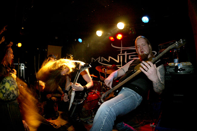 Manitou
Manitou vedättää, Yellowstone, Kotka 2005. 
Avainsanat: Manitou Ismo Laukkanen Markus Vanhala takakeno asento tupakka hevi