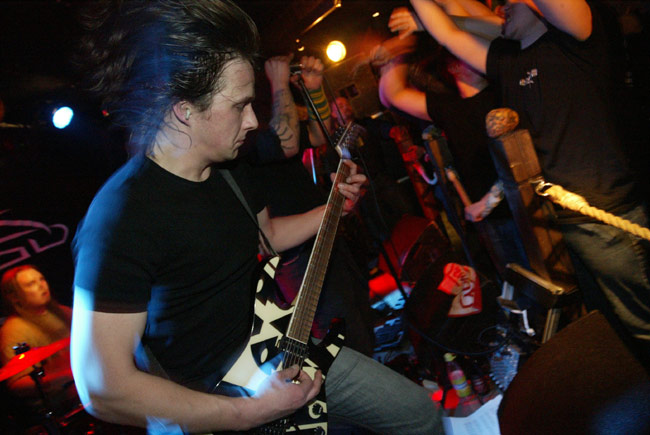 Antti ottaa tosissaan
Antti LaurÃ©n, Manitou 2005.
Avainsanat: Antti LaurÃ©n Manitou kitaristi heavy liike hiukset