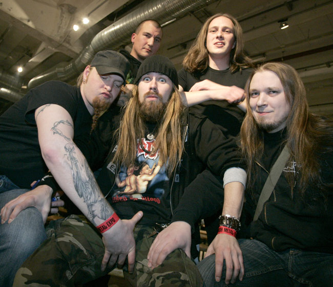 Manitou listenin session
Manitou puristelee muniaan - tai siis toistensa munia. Levy soi ja bändi poseeraa. Finnish Metal Expo, Kaapelitehdas, Helsinki 2006.
Avainsanat: Manitou puristaa munia hämmästänyt Ismo Laukkanen Markku Pihlaja Markus Vanhala Antti LaurÃ©n Matti Suhonen