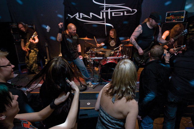 Menopäällä
Manitou, Kesto-klubi, Kairo 2008.
Avainsanat: Manitou Kesto-klubi Kairo Markku Pihlaja Ismo Laukkanen Antti Lauren Matti Suhonen Markus Vanhala yleisö tytöt kuvata