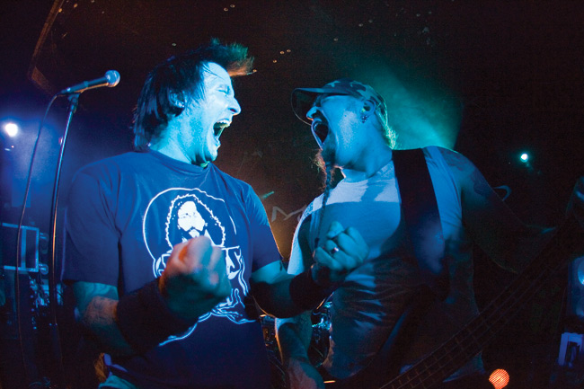 Suoraa huutoa
Avainsanat: Manitou Markku Pihlaja Ismo Laukkanen huutaa toisilleen suu auki täysillä ärinä show rock