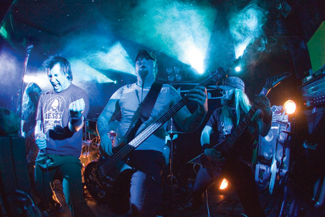 Manitou aseet tanassa
Avainsanat: Manitou Markku Pihlaja Markus Vanhala kitara soolo ärinä käsi eläytyä rock Ismo Laukkanen Matti Suhonen Yellowstone