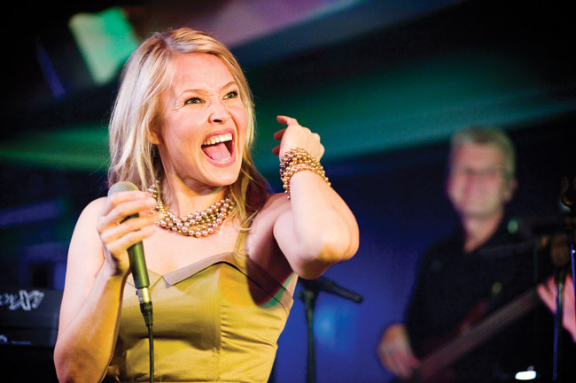 Marita vauhdissa
Avainsanat: Marita Taavitsainen tangokuningatar hauska ilmeikäs vauhdikas helmet iloinen