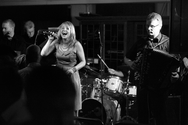 Marita Taavitsainen ja Quattro
Marita ja orkesteri tanssittajina Kotkassa.
Avainsanat: Marita Taavitsainen tangokuningatar hauska ilmeikäs suu auki hämmästynyt yllättynyt laulaa helmet