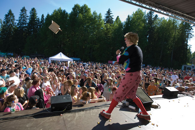 Suut makiaks
Karkkilaatikko saa kyytiä
Avainsanat: Marja Tyrni Löytty open air Elimäki Kouvola Aku Hirviniemi yleisö pahvilaatikko suut makiaks