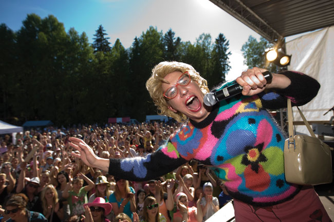 "Aiku ihanaa!"
Avainsanat: Marja Tyrni Löytty open air Elimäki Kouvola Aku Hirviniemi yleisö kesä