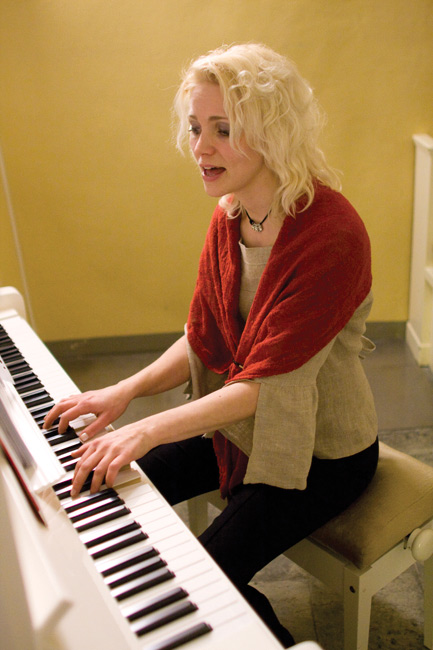 Marjo Tamminen
Kuoronjohtaja pianon ääressä, Kymin Kirkko 2008.
Avainsanat: Marjo Tamminen Kymi Contento kuoronjohtaja lauluntekijä hengellinen musiikki kaunis nainen seksikäs piano pianisti Kymin kirkko