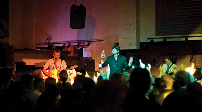 Martti Servo ja Napander
.. ja tuttu käsiliike, Amarillo, Kotka 2008.
Avainsanat: Martti Servo ja Napander rauhantekijä Amarillo Kotka yleisö
