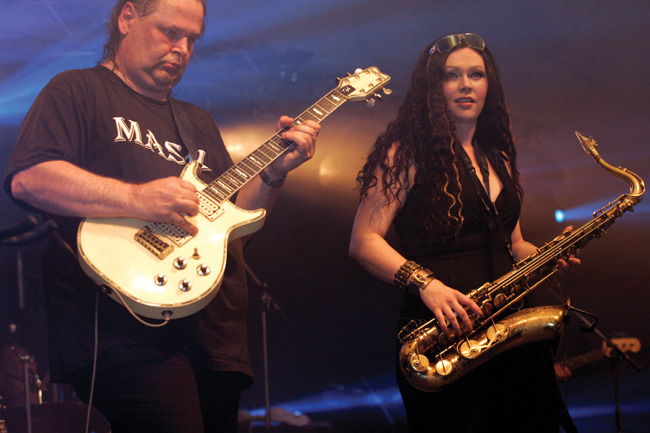 Aimo ja Sini
Avainsanat: MASH addicted to rock Aimo Sini Ikolampi kitaristi soittaa soolo saksofoni kaunis nainen odottaa jammata