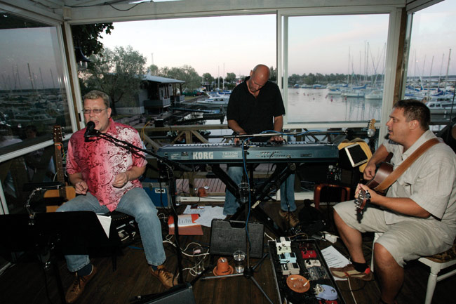Aavan meren tuolla puolen
Mash unplugged vetää kesäillassa aivan meren äärellä, Segeli, Kotka 2006.
Avainsanat: Mash unplugged Stenkka Kari Stenman Petri Auer Mara Laamanen meri ranta Segeli trio ilta kesä Aavan meren tuolla puolen
Mash unplugged vetää kesäillassa aivan meren äärellä, Segeli, Kotka 2006.
Avainsanat: Mash unplugged Stenkka Kari Stenman Petri Auer Mara Laamanen meri ranta Segeli trio ilta kesä