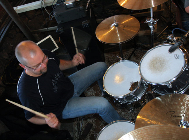 Rumpalin työmaa
Harri Seppälä, MASH 2005.
Avainsanat: Harri Seppälä rummut rumpali MASH Guitar Slingers kapulat virveli pellit Rumpalin työmaa
Harri Seppälä, MASH 2005.
Avainsanat: Harri Seppälä rummut rumpali MASH Guitar Slingers kapulat virveli pellit